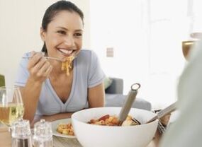 Het meisje eet