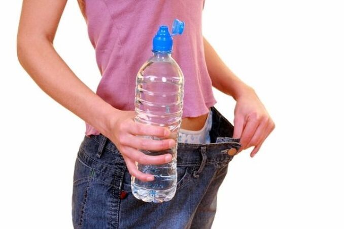 De vereiste hoeveelheid water per dag voor gewichtsverlies