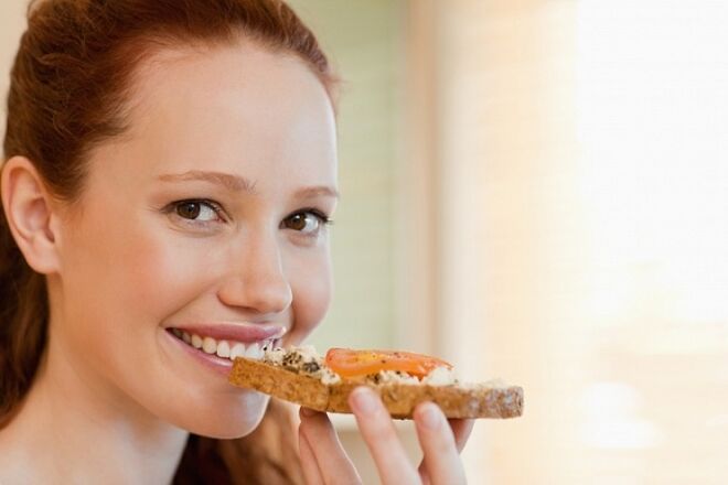 Meisje met een sandwich