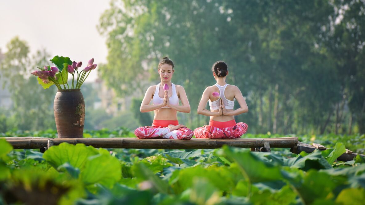 Meisjes in de lotus pose